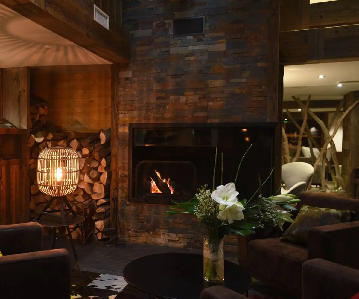 The fireside lounge at Hôtel La Tovière